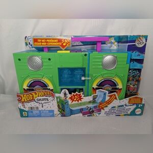 Hot Wheels Boombox Skate Park Playset with 1 Exclusive Fingerboard & Skate Shoes